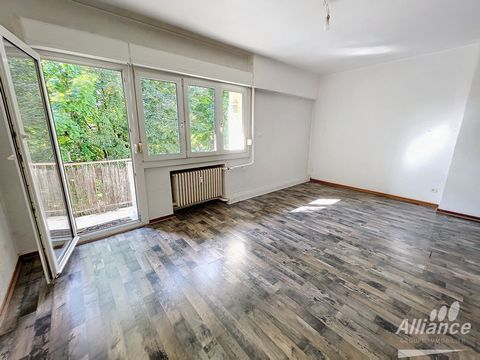 Découvrez cet appartement idéalement situé à Montbéliard, à proximité du centre-ville tout en bénéficiant d'un cadre paisible et verdoyant. Situé au 1er étage d'un immeuble sans ascenseur, il offre une surface habitable de 57m2 selon la loi Carrez, i...