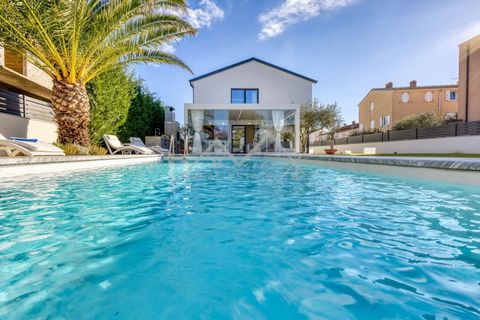 Rovinj - Luxusvilla mit Pool in der Nähe des Meeres und des Stadtzentrums! Zum Verkauf steht diese unglaubliche Villa mit Swimmingpool und einer Gesamtwohnfläche von 290 m2, gelegen in einem ruhigen Vorort, umgeben von Einfamilienhäusern, nur 3 km vo...