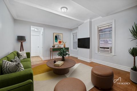 Grande chambre à coucher dans un charmant immeuble Art déco avec ascenseur et buanderie Niché entre Central Park et Lincoln Center, ce spacieux appartement d’une chambre dans un immeuble de caractère offre le mélange parfait de charme classique et de...