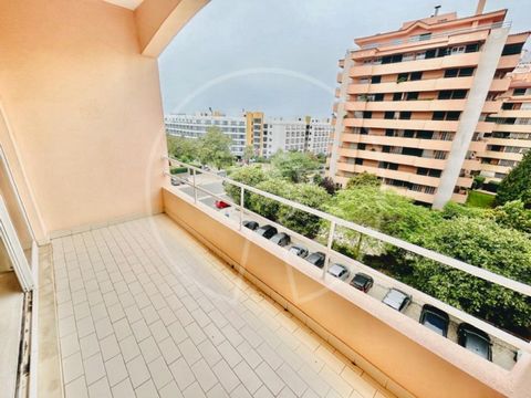 Excelente apartamento situado num dos bairros mais emblemáticos de Cascais. Localização excecional, junto ao Hotel Pestana Cascais, perto de todo o tipo de serviços e comércio, transportes, praias e a apenas 500m da Casa da Guia e da ciclovia. O imóv...