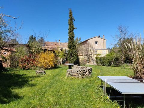 Zwischen der Ardèche und dem Gard, unter der Sonne des Südens und am Rande des Waldes, befindet sich diese schöne Reihe von drei Steinhäusern mit einem halben Hektar Land, teilweise bebaubar. Ihr ideales Zuhause, um Wohn- und Mietwohnungen zu kombini...