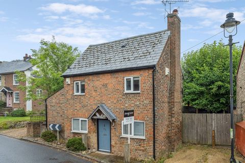 A charming two double bedroom detached character cottage situated within the heart of the highly sought after semi rural Bedfordshire village of Studham, offered for sale with no onward chain. Nestled in the idyllic Bedfordshire village of Studham, t...