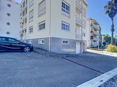 Descubra este encantador apartamento T2, situado no coração da Nazaré. Com uma área generosa de 109m², este imóvel oferece uma combinação perfeita de conforto e estilo, ideal para quem procura um lar tranquilo com vistas panorâmicas deslumbrantes sob...