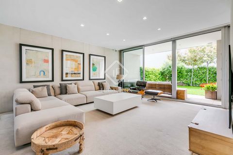 Lucas Fox presents this cozy and bright south-facing semi-detached house located in a modern development with 24-hour security, a communal pool, and a gym. The property, built with top-quality materials, offers a constructed area of over 403 m² (312 ...