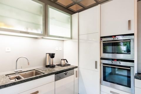 Cette charmante maison de vacances située dans un magnifique domaine dispose d'une piscine privée chauffée, idéale pour des longueurs rafraîchissantes, et d'un grand jardin entièrement clos, idéal pour profiter de délicieux barbecues faits maison. El...