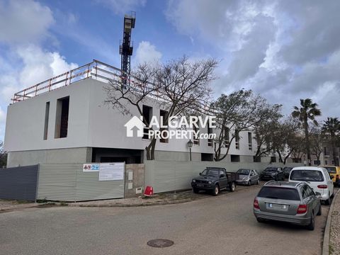 Descubra o refúgio perfeito neste deslumbrante empreendimento em fase final de construção na cidade de Loulé, onde a serenidade da natureza se encontra com a conveniência das comodidades modernas. Este conjunto de propriedades de luxo, oferecem um de...