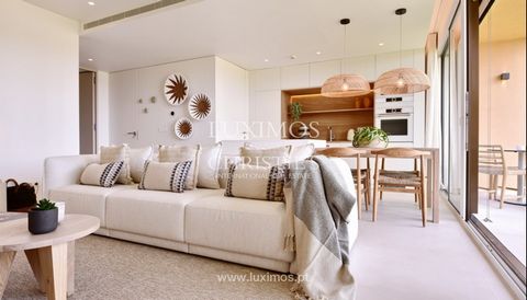 Magnífico apartamento T2 inserido num resort ecológico de 5 estrelas, na primeira linha do mar , com acesso direto à praia. Apartamento T2 totalmente equipado e elegantemente decorado, com materiais orgânicos e tradicionais, em sintonia com as cores ...