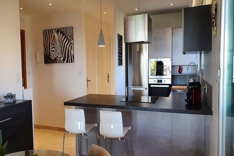 Dit luxe appartement ligt in een woonwijk in Nice, dicht bij het strand. Het is voorzien van een gedeeld zwembad en er zijn 4 slaapplekken dankzij 1 slaapkamer en een slaapbank voor 2 personen in de woonkamer. Ideaal voor een gezin of 2 stellen. Spen...