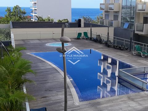Apartamento T3 no 2º piso, inserido no condomínio fechado de referência na zona privilegiada da Ajuda. Este imóvel caracteriza-se pelas suas áreas amplas e uma notável iluminação natural. Constituído por duas suites, um quarto e uma casa de banho soc...