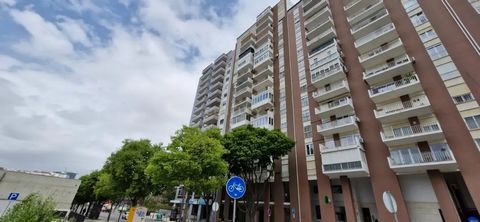 Apartamento de 5 habitaciones con vistas despejadas en S. Domingos de Benfica 154 m² de confort y luminosidad Situado en una de las zonas más prácticas y cotizadas de Lisboa, entre el Centro de Salud y la Junta Parroquial de S. Domingos de Benfica, s...