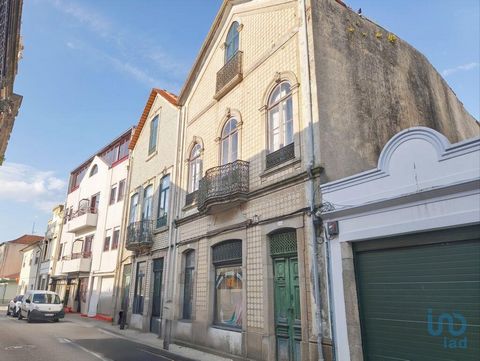 Localizada na Cidade – Museu Vivo do Azulejo, esta moradia destaca-se pela sua lindíssima e singular fachada! Está implantada no centro da cidade, a 200 m da Praça da Républica, com todos os serviços por perto. Os 354 m2 estão divididos por 3 pisos (...