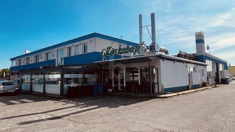 Ideaal woon- en bedrijfsgebouw in Winsen (Luhe) met 10 kamers op 2504 m² totale verhuurde oppervlakte en 7332 m² grondoppervlakte. Geniet van hoge huurinkomsten van meer dan 270.000 EUR/jaar tegen een factor 10,55. De huurinkomsten kunnen worden verh...