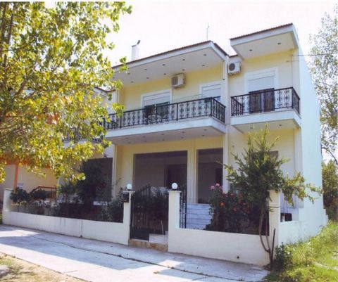 Le premier étage d’une maison à Pefki, dans le nord de l’Eubée, est à vendre. La surface totale au sol est de 153 m². et comprend un appartement de 83 m². Avec deux chambres et de grandes vérandas, les 70 m² restants sont occupés par trois studios. I...