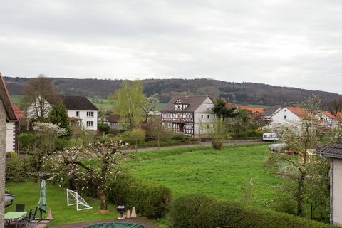 Cette spacieuse maison de vacances de 4 chambres à Homberg peut accueillir confortablement jusqu'à 12 personnes, idéale pour les grandes familles ou les groupes d'amis. La terrasse privée et le jardin meublé sont parfaits pour profiter de barbecues c...