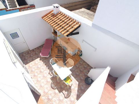 Ven a descubrir esta típica casa de planta baja de 2+1 dormitorios, ubicada en el pintoresco pueblo de Santa Luzia, Tavira. Con amplios espacios y un estilo tradicional que conserva la esencia de la arquitectura local, esta casa ofrece comodidad y un...