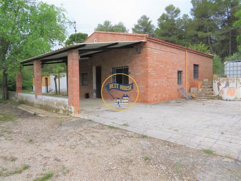 Maison de campagne à Bocairent (VALENCIA), région Sierra de Mariola, de 135 m2 environ de surface, 4568 m2 environ de surface de terrain. Profitez de cette maison confortable de 78m2, située au cœur de la Sierra Mariola de Bocairent. Il dispose d’un ...
