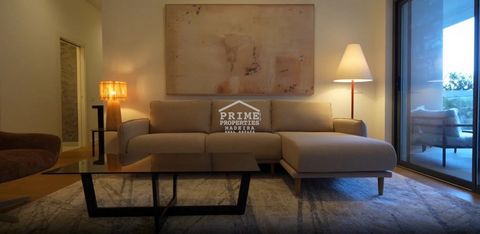 Apartamentos de luxo à beira-mar com acesso privado ao mar Localizada na prestigiada zona de passeio marítimo da Estrada Monumental e com 6000m2 de jardins e zonas verdes encontra-se esta magnífica residência de primeira linha com acesso direto à pra...