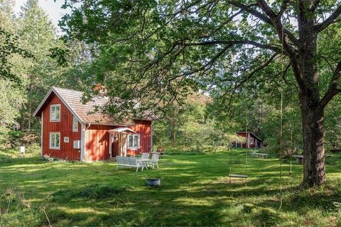 A holiday home in the heart of Sörmland that is secluded and a few hundred meters from Lake Öljaren, yet close to amenities and many excursion destinations. The cabin has been newly renovated while maintaining the old style and has two floors where t...