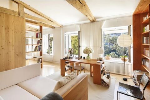 In een uitstekend laat 17e-eeuws hôtel particulier van Saint-Germain-des-Prés, op de bovenste verdieping toegankelijk via de prachtige, grote trap of via een eenpersoonslift naar de 2e (US 3e) verdieping en een wandeling met één vlucht naar de verdie...