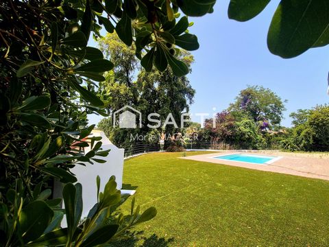 Rare sur le secteur, belle villa d'architecte vue mer entièrement rénovée T7 de 266m2 - 5 chambres en suite, avec piscine, parkings, sur un terrain de 1550m2 arboré et clôturé - ANTIBES proche commerces et plages