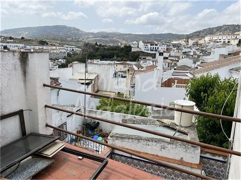 Esta propiedad esquinera de 6 dormitorios y 2 baños se encuentra en la cotizada localidad de Luque, en la provincia de Córdoba, Andalucía, España. Al entrar en la casa adosada, se encuentra una luminosa recepción con asientos. A la derecha, unos pequ...