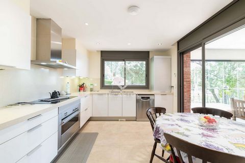A beautiful and spacious house located in the prestigious area of Begues is available for long-term rent. This property combines comfort, functionality, and style, making it ideal for family-friendly living. On the main floor , there is a cozy bedroo...