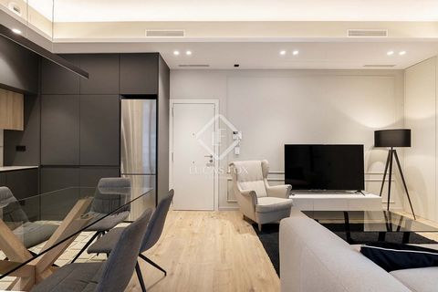 Este piso de lujo completamente nuevo y amueblado situado en el corazón del barrio Gótico de Barcelona es una obra maestra de diseño y elegancia. Sus 80 m2 de espacio habitable más una amplia terraza comunitaria lo convierten en una verdadera joya de...