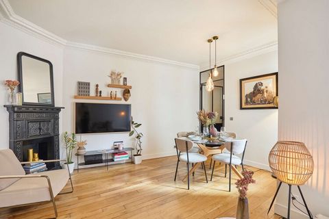 Superbe appartement typiquement parisien situé au 2e étage (sans ascenseur) en plein cœur du 7e arrondissement, idéalement situé entre les Invalides et la Tour Eiffel. Cet appartement décoré avec goût vous offrira un agréable séjour au cœur de la vie...