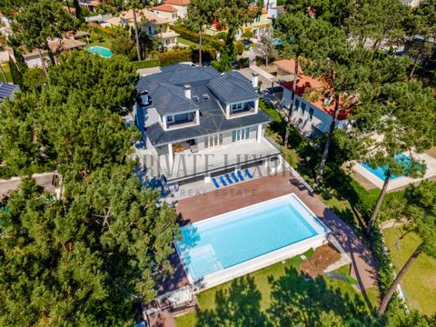 Imagine living surrounded by greenery, in an environment where elegance and comfort go hand in hand, and every detail has been designed to provide you with a full, peaceful life... and absolutely memorable. That's precisely what you'll find in this 8...