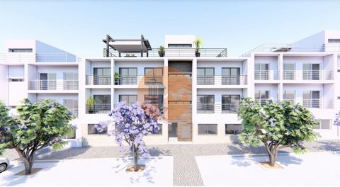 Gelegen in de meest prestigieuze urbanisatie van Moncarapacho, omgeven door een rustige en gezinsvriendelijke omgeving, bevindt dit prachtige complex zich dicht bij het stadscentrum, met toegang tot alle voorzieningen zoals scholen, een apotheek, res...
