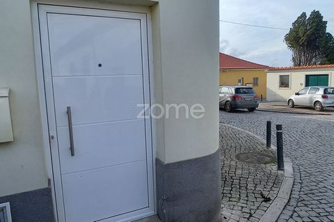 Identificação do imóvel: ZMPT573860 Moradia T2 no Centro de Arzila Ideal para habitação permanente ou investimento 3 Frentes Revestimento do capô e iluminação LED, Caixilharia Dupla e Pavimento Flutuante Gás natural R/C Cozinha e Sala em Openspace De...