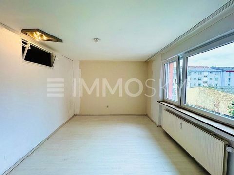 Te koop is dit zeer lichte en goed onderhouden condominium in het midden van Mannheim, met een woonoppervlak van 73,4 m² en 3 kamers. Bij binnenkomst in het appartement komt u in de entree, die voldoende ruimte biedt voor uw kledingkast. De badkamer ...