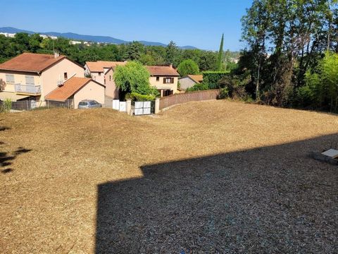 Terrain viabilisé, constructible et divisible