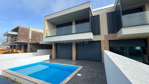 DESCUBRA A SUA NOVA CASA Magnífica Moradia Geminada V4 com Vista Mar e Piscina Apresentamos uma extraordinária moradia geminada V4 (3 Suítes) que redefine o conceito de viver bem. Situada numa localização privilegiada, a 30 minutos de Lisboa, esta re...