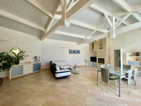 Coup de coeur assuré ! Magnifique maison contemporaine avec sa superbe pièce de vie en cathédrale !