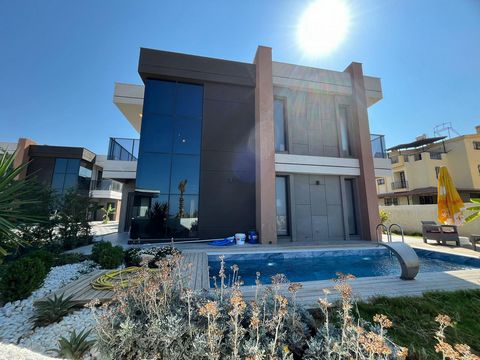 Gloednieuwe villa te koop in Karaova, de meest geprefereerde buurt van Kuşadası, dicht bij de zee, markten, winkelcentrum. 300 m2 Aandeel grond 134 m2 netto gebruiksoppervlakte 161 m2 bruto 4 Kamers 1 Woonkamer 4 Badkamers Vrijstaand zwembad Buitenpa...