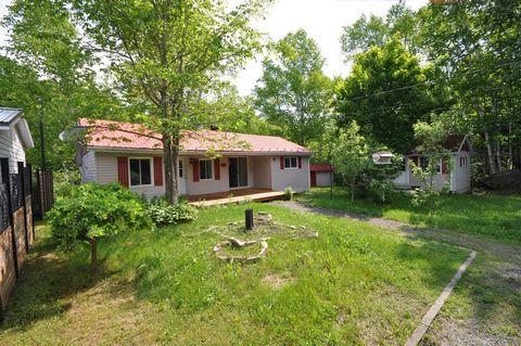 Logez-vous à peu de frais à quelques pas du Mont-Sainte-Anne !!! Que ce soit pour un pied-à-terre en nature ou une résidence principale, cette petite unifamiliale vous charmera. Située à moins de 10 min du MSA, elle est idéale pour les personnes dési...