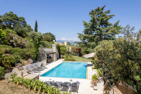 Biot  Élégante villa en pierres, 5 chambres, au calme et entour