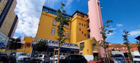 Excellent investment opportunity! This 49m² open-plan office, located on the 4th floor of the Xabregas Commercial Gallery building in Lisbon, is a solid option. Its strategic location offers convenient access to excellent public transportation and ne...