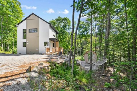 Un refuge en pleine nature où tout a été pensé pour que vous puissiez décrocher... et investir intelligemment. Imaginez vos matins dans la lumière du jour, la forêt en panorama, les repas sur la terrasse et le calme qui vous entoure. Construit en 202...