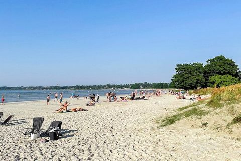 Schönes Ferienhaus auf der Ferieninsel Öland, mit acht Schlafplätzen und einem fantastischen Grundstück nahe Köpingsvik und Borgholm. Das Haus diente einst als Dorfschule von Pinnekulla und hat ein üppig bewachsenes Naturgrundstück, das zum Entspanne...