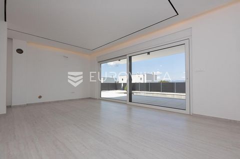 Malinska, Kremenići - a two-story apartment in a semi-detached house on an excellent location, surrounded by family homes and villas.On the ground floor, there is a spacious open-plan living area with an internal staircase leading to the first floor....