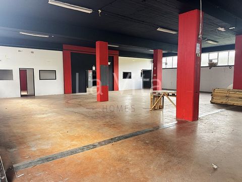 735 m2 warehouse with 4-meter ceiling height in Valejas, Carnaxide. Good price, generously sized, and located in a well-structured industrial complex. The warehouse is in good condition, has some office partitions already installed, 2 bathrooms, and ...