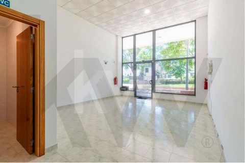 OPPORTUNITY FOR SALE - COMMERCIAL SPACEAt Ramada, with excellent access to anywhere in the city, you will find this unique opportunity to grow your business in 2022!This commercial space with 46m2 stands out for its area, diversity of space and heigh...