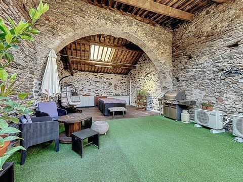 Bâtisse en pierre rénovée à Fos avec grande terrasse