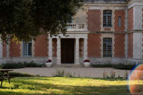 Checkmyguest vous invite à une escapade unique dans un château historique français niché en pleine nature. Séjournez dans un élégant appartement et profitez d'un accès à un magnifique domaine avec piscine, court de tennis et 20 hectares de verdure. D...