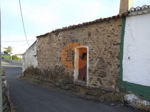 Casa Térrea de Aldeia para recuperação, Moradia em pedra. Cerro da Vinha - Alcoutim - Algarve Situado num lugar maravilhoso onde a paisagem é fabulosa. Numa Aldeia pacata. Com boa vista. Sitio calmo, onde pode construir a sua casa desfrutando do camp...