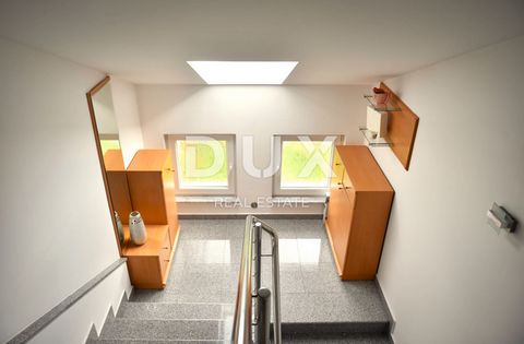 Location: Primorsko-goranska županija, Rijeka, Drenova. RIJEKA, DONJA DRENOVA - 4 bedroom + bathroom, newer construction, spacious terrace! We mediate in the sale of unique real estate in the city lines in Rijeka. The two-story apartment is located i...