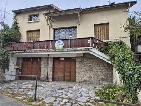 Maison T7 en R+1+Combles amenagés avec garages.terrain de 715 m².