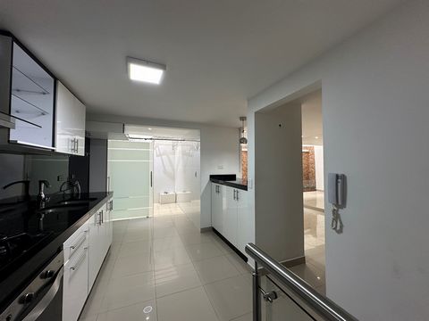 Sale House located in an exclusive condominium in the El Refugio neighborhood, south of Cali, this property offers an ideal combination of spaciousness, comfort and privacy in a safe and well-located residential environment. It has 5 bedrooms, all wi...